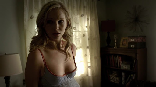 the next day when caroline wakes up she's fully clothed. how do you fuck someone in clothes? and she's still scared because at no point while they kissed she was compelled!!!