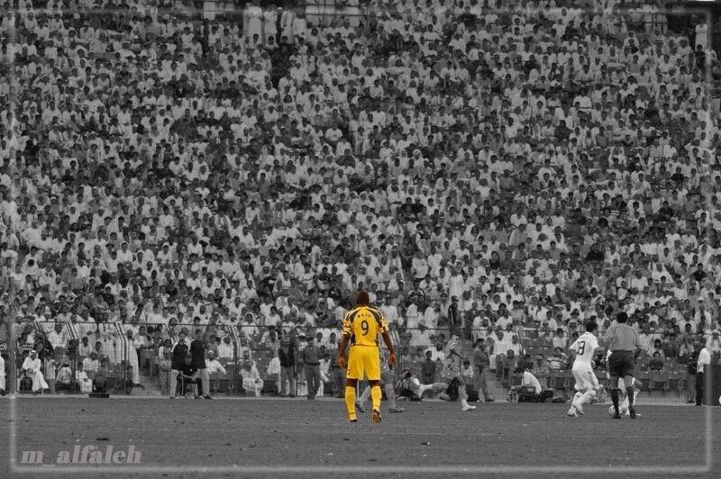 sufyan__0's tweet image. اعتقد ذي اجمل صورة اخر ظهور للعملاق واسطورة آسيا ماجد احمد عبدالله في ارض درة الملاعب💛💙💔😭