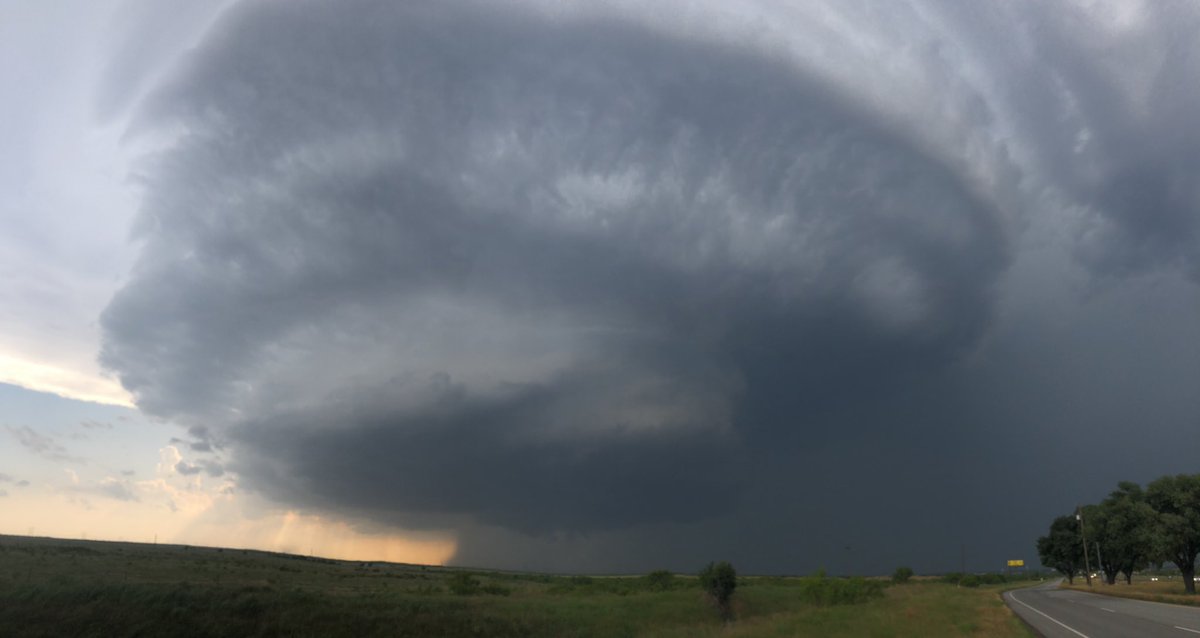 StormWarriorsTV's tweet photo. Tornado warned storm approaching Butkburnett, TX. Take shelter now! #txwx @NWSNorman https://t.co/7tebguSWdy