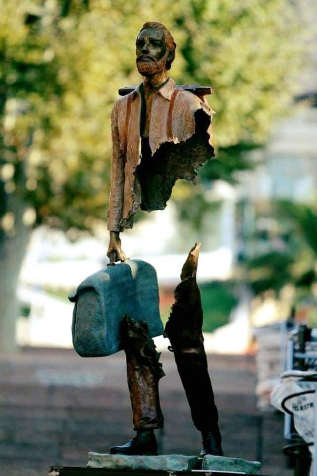 (حكمةُ الانكسار)

صدق جبران - وكلاهما غربة :
" شيئان يُغيران نظرتك للحياة : المرض والغربة".