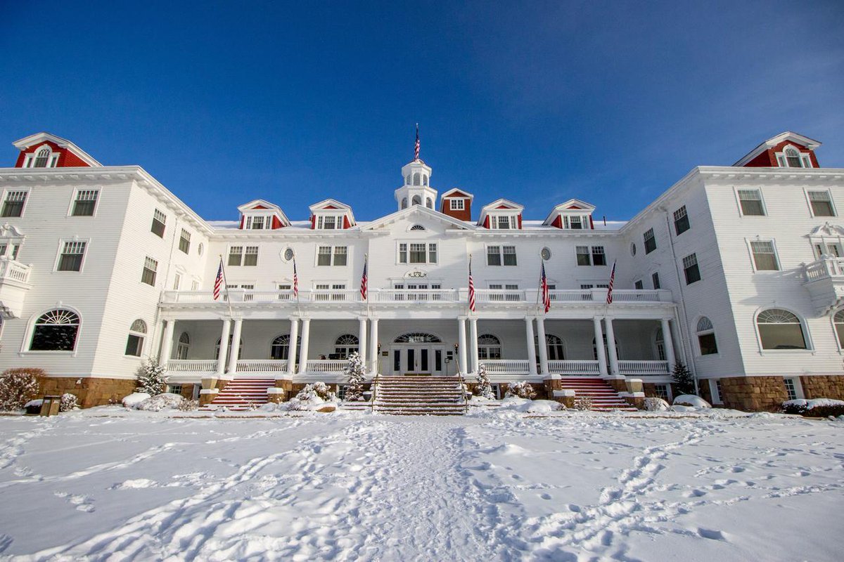 EL RESPLANDOR comienza en un lugar real. En 1974, Stephen King y su esposa Tabitha pasaron una noche en el hotel STANLEY, mientras estaban de vacaciones durante su corta estancia en Boulder, Colorado. Al llegar, descubrieron que eran los únicos invitados para pasar allí la noche.