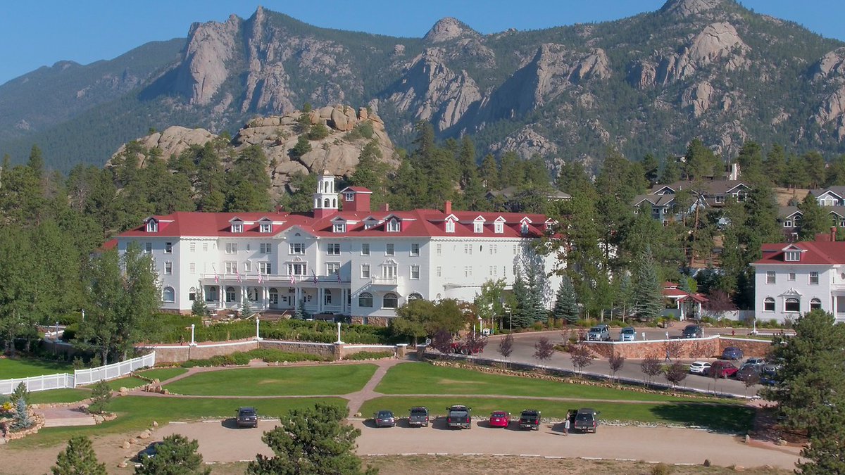 EL RESPLANDOR comienza en un lugar real. En 1974, Stephen King y su esposa Tabitha pasaron una noche en el hotel STANLEY, mientras estaban de vacaciones durante su corta estancia en Boulder, Colorado. Al llegar, descubrieron que eran los únicos invitados para pasar allí la noche.