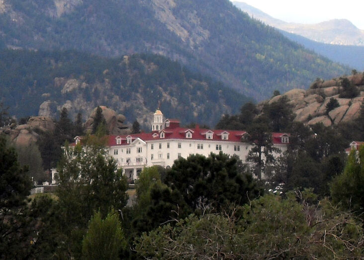EL RESPLANDOR comienza en un lugar real. En 1974, Stephen King y su esposa Tabitha pasaron una noche en el hotel STANLEY, mientras estaban de vacaciones durante su corta estancia en Boulder, Colorado. Al llegar, descubrieron que eran los únicos invitados para pasar allí la noche.