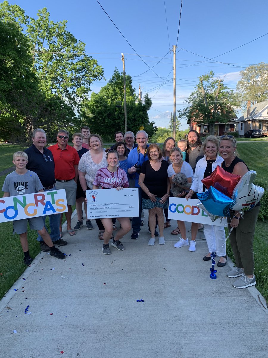 cindyschlgraves's tweet photo. So thankful for the Dunn Family. Audrey is blessed to receive this scholarship in honor of Mike Dunn! @colleen12d @fthhsathletics @AudreyGraves12 https://t.co/ciESaEYMPB