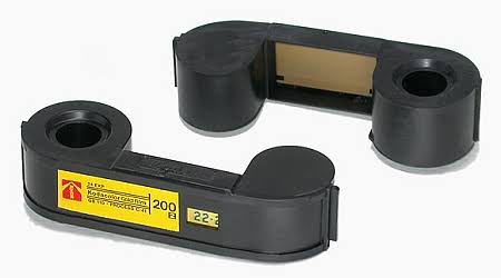 cronicabanqueta's tweet photo. Viernes del recuerdo...
Ésto es una cámara Kodak 110, y se refería al tipo de rollo, de 12, 24 o 36 exposiciones, pero no sabíamos cuántas podían velarse.
Contaba con accesorios como el flash.
Y tú... Cuál tuviste? https://t.co/hg9HgtBpF5