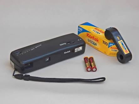 cronicabanqueta's tweet photo. Viernes del recuerdo...
Ésto es una cámara Kodak 110, y se refería al tipo de rollo, de 12, 24 o 36 exposiciones, pero no sabíamos cuántas podían velarse.
Contaba con accesorios como el flash.
Y tú... Cuál tuviste? https://t.co/hg9HgtBpF5