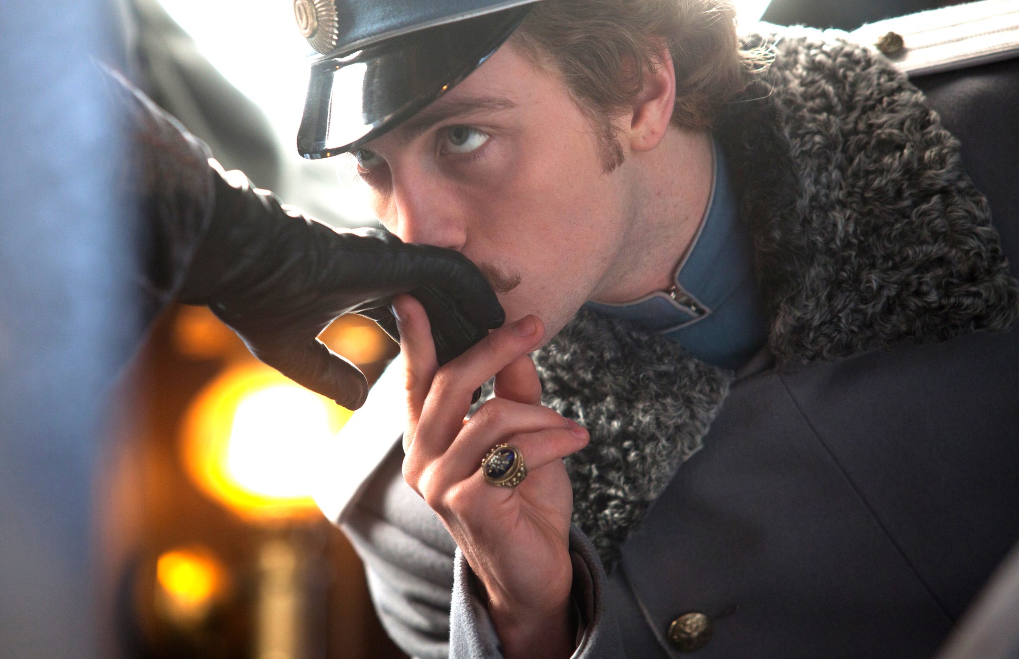 かわいいは鈍器 T Co Ovftfrkrno 敬愛を示す手の甲へのキス Hand Kissing の個人的最高峰は12年の映画 アンナ カレーニナ でヴロンスキー伯爵を演じたアーロン テイラー ジョンソンのこのシーン お名前間違えてごめんなさい キスの日