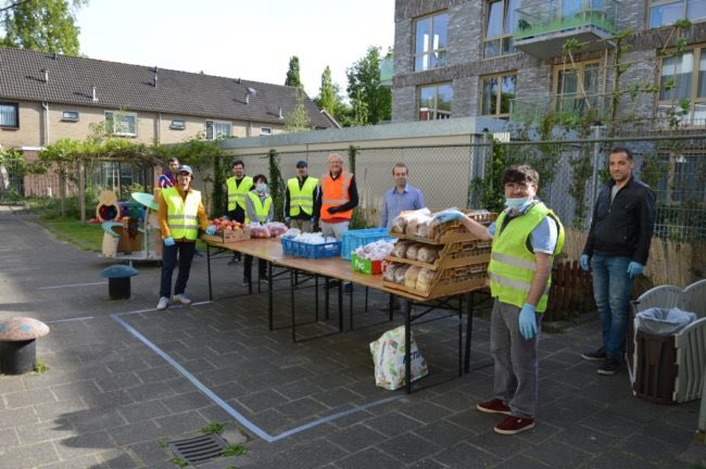 Zaandam’da gıda paketleri dağıtıldı. hollandajans.nl/?p=2086 youtu.be/kTd5zO0myHE