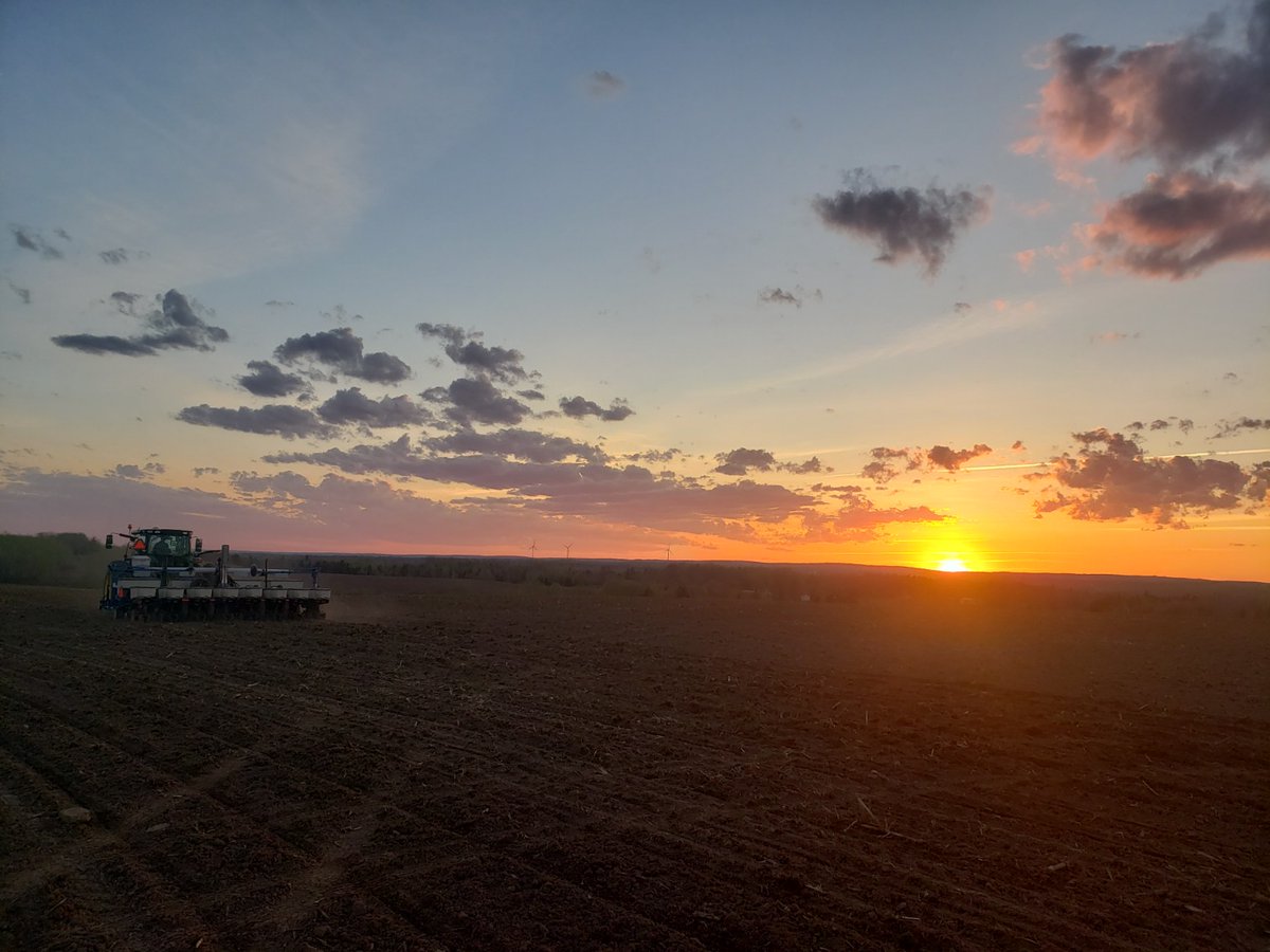 What a stretch of great weather! The new corn planter is broken in now and here it is with a gorgeous sunset tonight. #BFL #hammerdown <a href="/dougstone28/">Doug Stone</a> <a href="/luke_bokma/">Luke Bokma</a> <a href="/IsaacBokma/">Isaac Bokma</a>