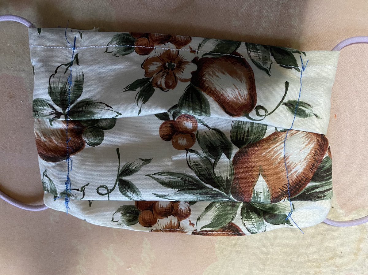 よっちゃん丸 おうち時間に昔のハンカチ でマスク作った 実家の高齢の母親に携帯電話を持たせる事に 滅多に裁縫やらミシンを使わないのでイマイチだが携帯電話の入れ物もハンカチの模様を切り取り