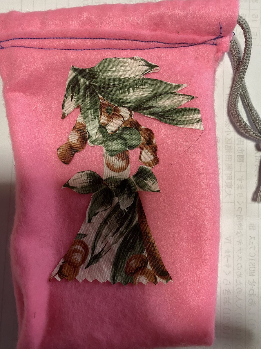 よっちゃん丸 おうち時間に昔のハンカチ でマスク作った 実家の高齢の母親に携帯電話を持たせる事に 滅多に裁縫やらミシンを使わないのでイマイチだが携帯電話の入れ物もハンカチの模様を切り取り