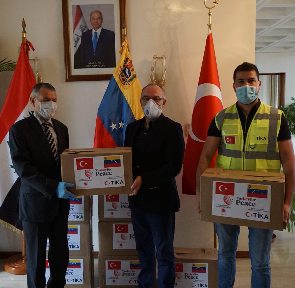 TC_KarakasBE's tweet photo. @Tika_Turkey ‘nın desteğiyle hazırladığımız yardım kolilerinin dağıtımına, @MUSIAD 🇻🇪 Temsilciliği ve Irak Büyükelçiliğiyle devam ettik. Kolilerin bir kısmı da Venezuela DiB tarafından dağıtılmak üzere, Bakan Yrd. @yvangil ‘in de katıldığı bir törenle teslim edildi.
#Ramazan https://t.co/miDb2gOY1U