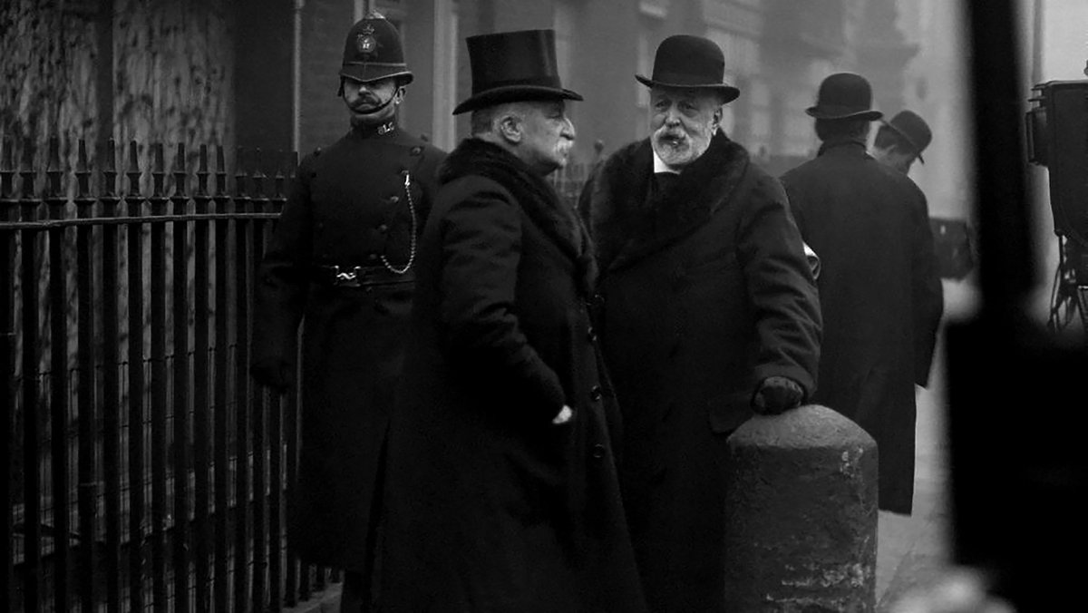 The Wicked Elite Families Is Nothing, If Not Persistent. In 1913, A Third Central Bank Was Created With The Passage Of The Federal Reserve Act.(Photo Of Banker And Politician Nathan Rothschild, 1st Baron Rothschild And His Brother Leopold de Rothschild, In Top Hat, In 1906.)