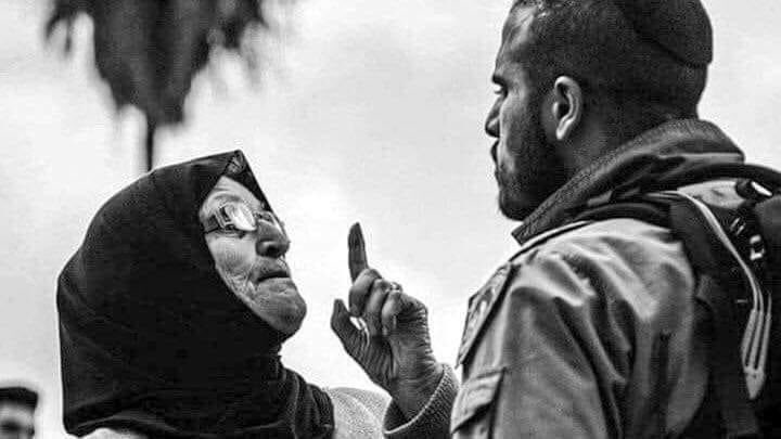 سيدة فلسطينية تخاطب جندي من دولة الاحتلال:
أنا مش أكبر من أمّك، أنا أكبر من إسرائيل كُلْها..
#القدس 
#القدس_درب_شهداء