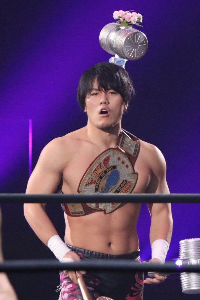 santa_style's tweet image. 今日はUNIVERSAL王座挑戦！
このベルトこそMAOくんが持っていたら可能性がいろいろ広がって、楽しくなる予感しかしないんだよね。そのためにはMAOくんにベルトが絶対必要なんだ！MAOくん頑張れっ！
#dvcpro