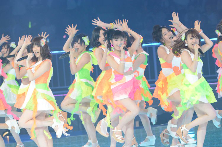 Two days later on April 28th 2013, the song was performed as part of the encore on the final day of their Budokan concert series; thus revealing the 32 member Senbatsu, or Member Selection.