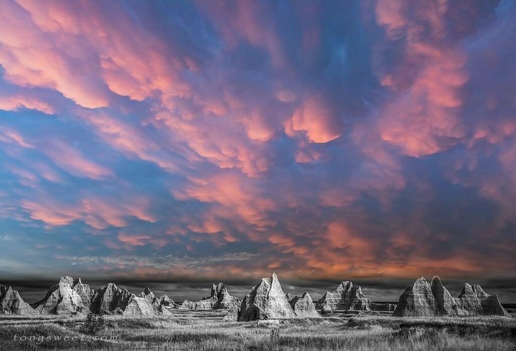 ttsweet's tweet photo. Spires Valley, Badlands NP
Mamatus clouds / IR composite

Have a good weekend.

##reallyrightstuff #indurogear #thinktankphoto #hoodmanusa #nikon #arcaswiss #tonysweet #nikon @nikonusa #D850 #nikonnofilter #shimoda #novoflex #quarantineart https://t.co/1hlkkDfAGm https://t.co/jSrxsMptOE