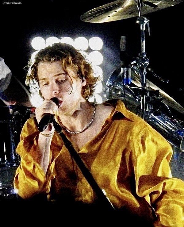 thread of luke hemmings being the prettiest man ever