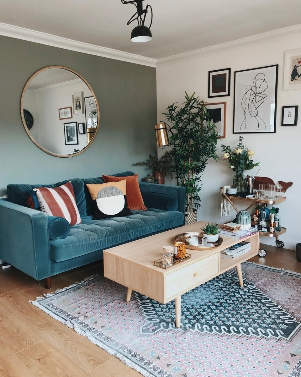 ديكور متعدد الألوان والاشكال مثلما هو موجود داخل خطوط تلك اللوحة المعلقة على الحائط فهي ترمز الى الكثير مثلا الشخصية الشابة .
#تصميم_داخلي
#فنون_ديكوريه