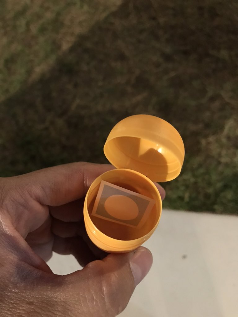 LuigiKarrillo's tweet photo. Tanto tiempo comprando y así me pagan @kindersorpresa .....no venía el juguete, solo un sticker Niño llorando 😭 https://t.co/kwVsu7dYSK