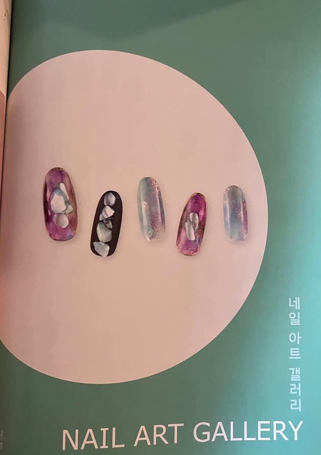 馬鹿旦那 当店の こはく糖 と埼玉県入間市のネイルサロン Nails By Glamorous 主宰で日本国際ネイル協会認定講師 Tanaka Aya氏によるコラボネイルチップが 韓国のネイル雑誌 Nail Holic5月号 のアートギャラリーの表紙を飾りました すごーい 実物