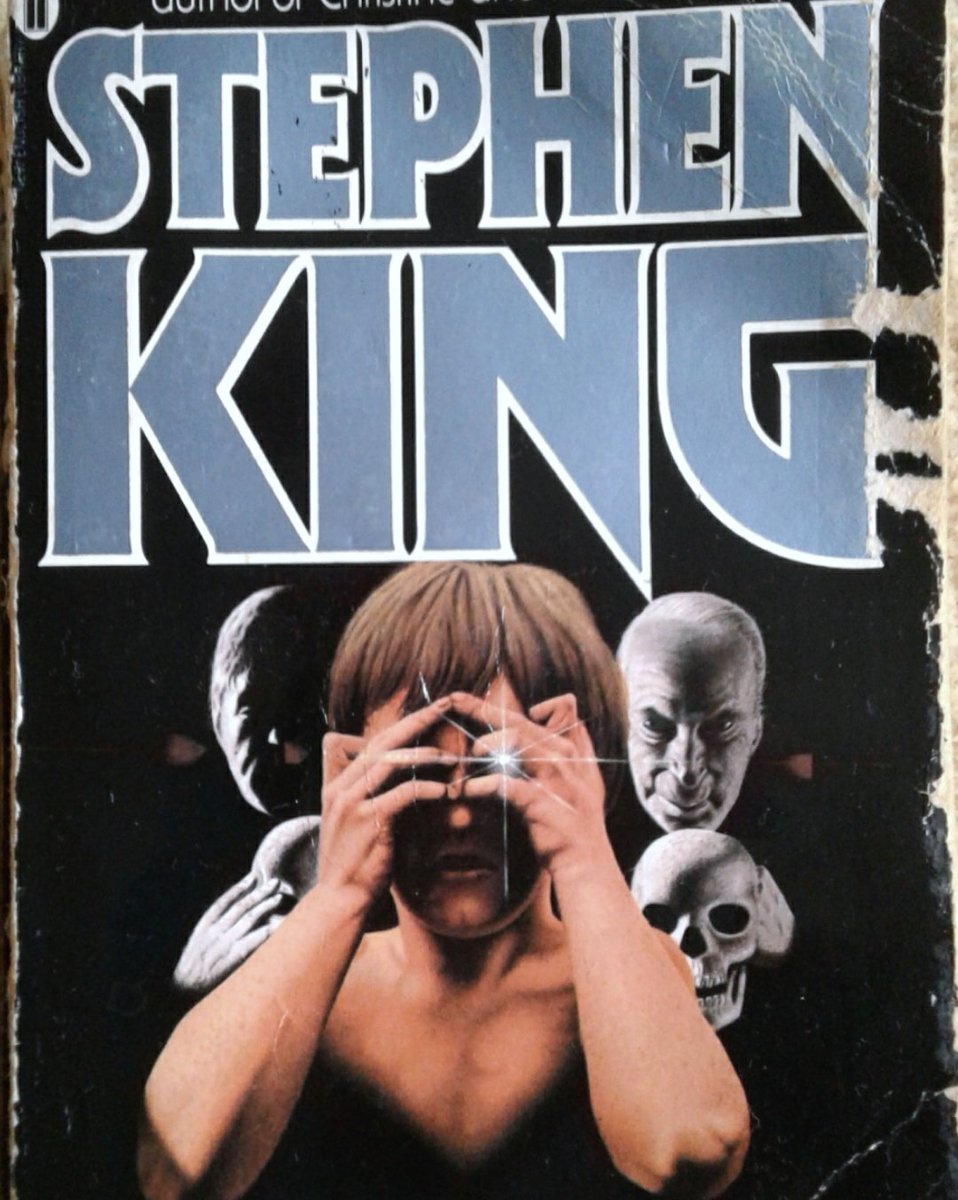 En 1972, King comenzó una novela titulada DARKSHINE, que trataba sobre un niño con poderes mentales en un parque de atracciones psíquico, pero la idea nunca se hizo realidad y abandonó el libro. Durante la noche en el Stanley, la idea le volvió, pero con una nueva idea.