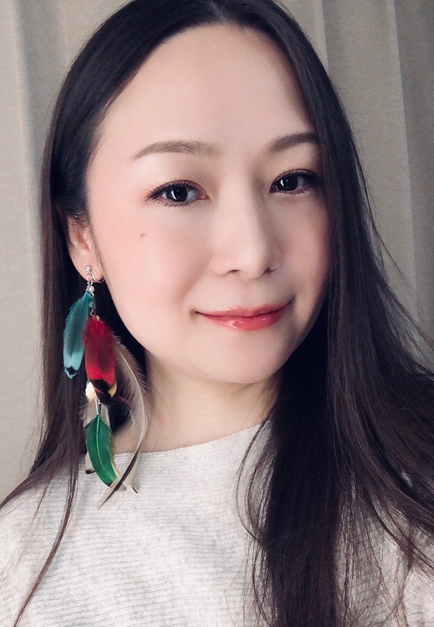 髙田有紀子 今日は久しぶりに良いお天気で気持ちいい 珍しくインチキクラフター発動 笑 昔 手作りした羽根のイヤリング を改修 一日中ヘッドフォンの職業なもので こういう大きなイヤリングは普段全く着けないんだけどね イヤリングはともかく