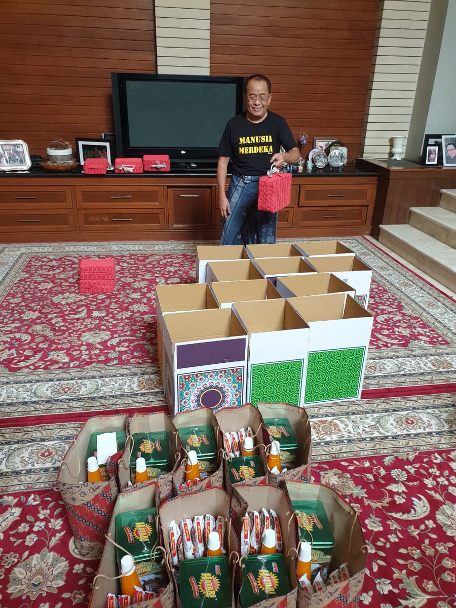 msaid_didu's tweet photo. Alhamdulillahirabbilalamin, burasa buat sendiri, masak sendiri, kemas sendiri dan kirim sendiri buat teman2 utk lebaran. Ini kloter ketiga https://t.co/aOZb1uBP0m