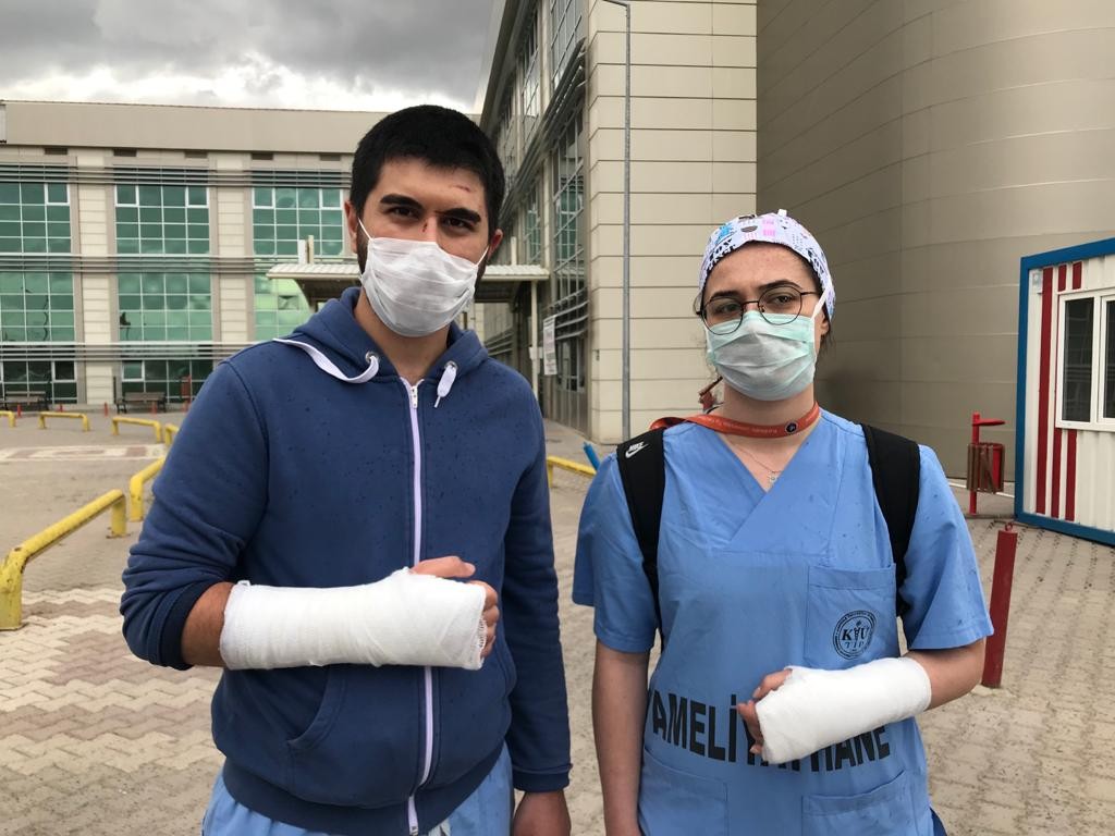Biz10TV's tweet photo. Kırıkkale Üniversitesi Tıp Fakültesi Hastanesinde araştırma görevlisi Ebubekir Yılmaz ile Simge Katrancı, eşini muayene getiren kişi tarafından dövülerek darp edildi.

Kısa süre önce koronavirüsü yendiğini belirten Yılmaz, “Koronayı yendik ancak şiddeti yenemedik.” dedi. https://t.co/Mu5xNTC1GY
