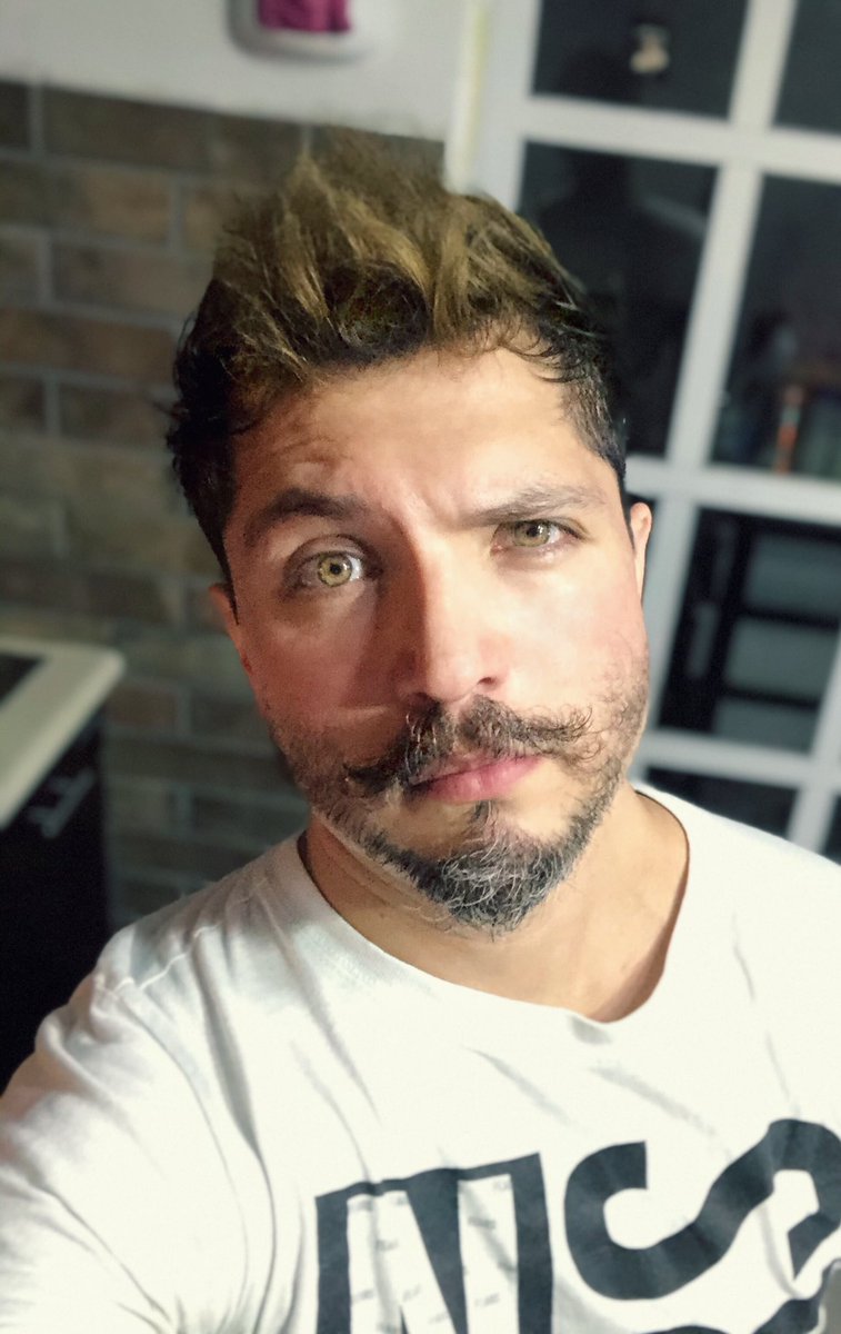 herzhain's tweet photo. 🇲🇽Dale play ▶️ adelántale ⏩ no te pares ⏹ que ya pasamos el camino difícil 🔽
🇺🇸Press play ▶️ Fastfoward ⏩ non-stop ⏹ we have the beaten path before us 🔽
🇩🇪Drücken Sie die Wiedergabetaste ▶️ Schnellvorlauf ⏩ Nonstop ⏹ Wir haben den ausgetretenen Pfad vor uns 🔽#AVICII https://t.co/SCU0enjIND