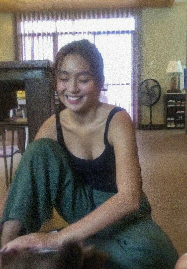 A thread of Kathryn Bernardo smiling but his smile keeps getting bigger as you scroll down.