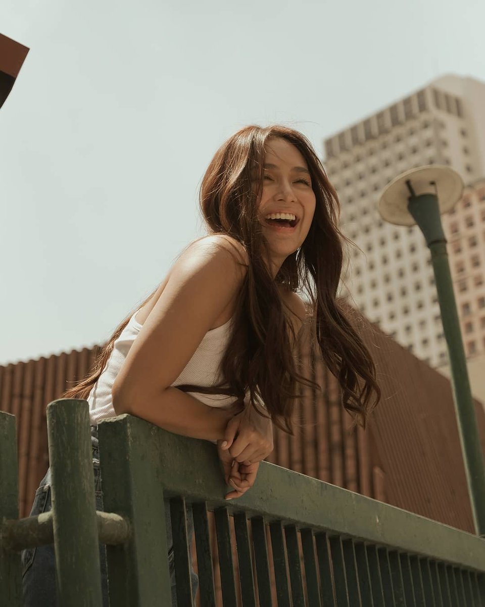A thread of Kathryn Bernardo smiling but his smile keeps getting bigger as you scroll down.