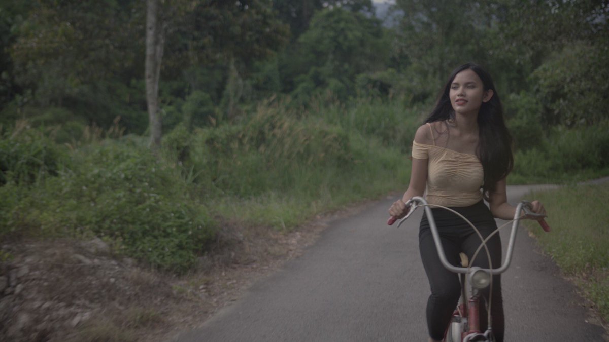 PnSuraya's tweet photo. Balik kampung! Hati-hati semua... nanti kena macam si Nabila ni. Tengoklah dalam filem Suraya, di Astro First Saluran 480.

#FilemSuraya https://t.co/FA6TO8LKRX