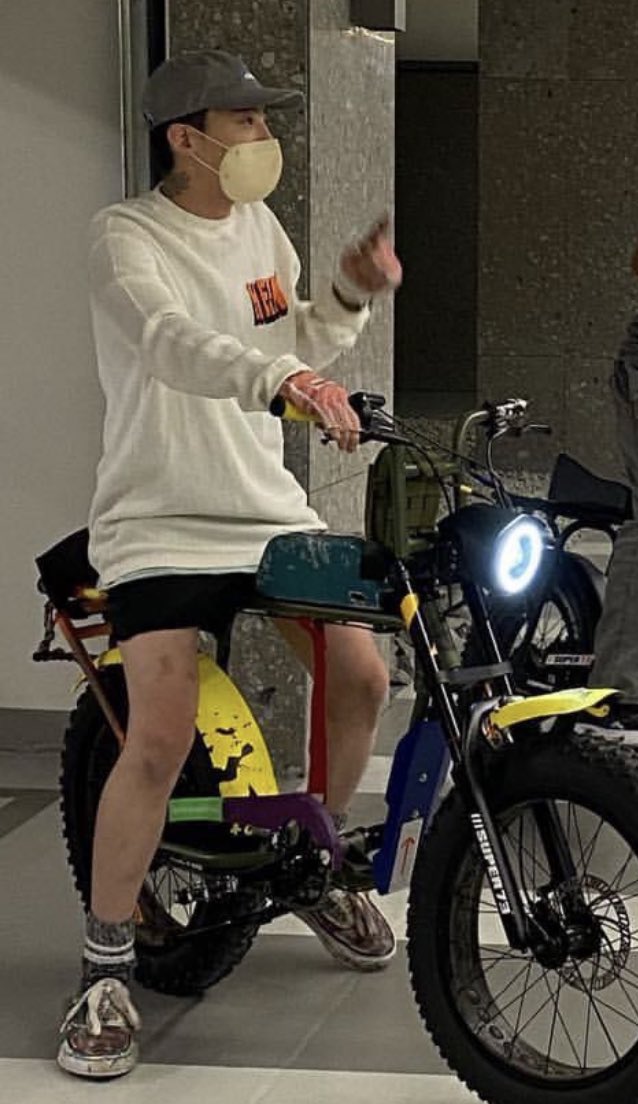 Damdam_Shi's tweet image. yung natitrigger ako sa shoes nya...ang sarap labhan 🤣 

#ocproblems 
#angkasjiyong