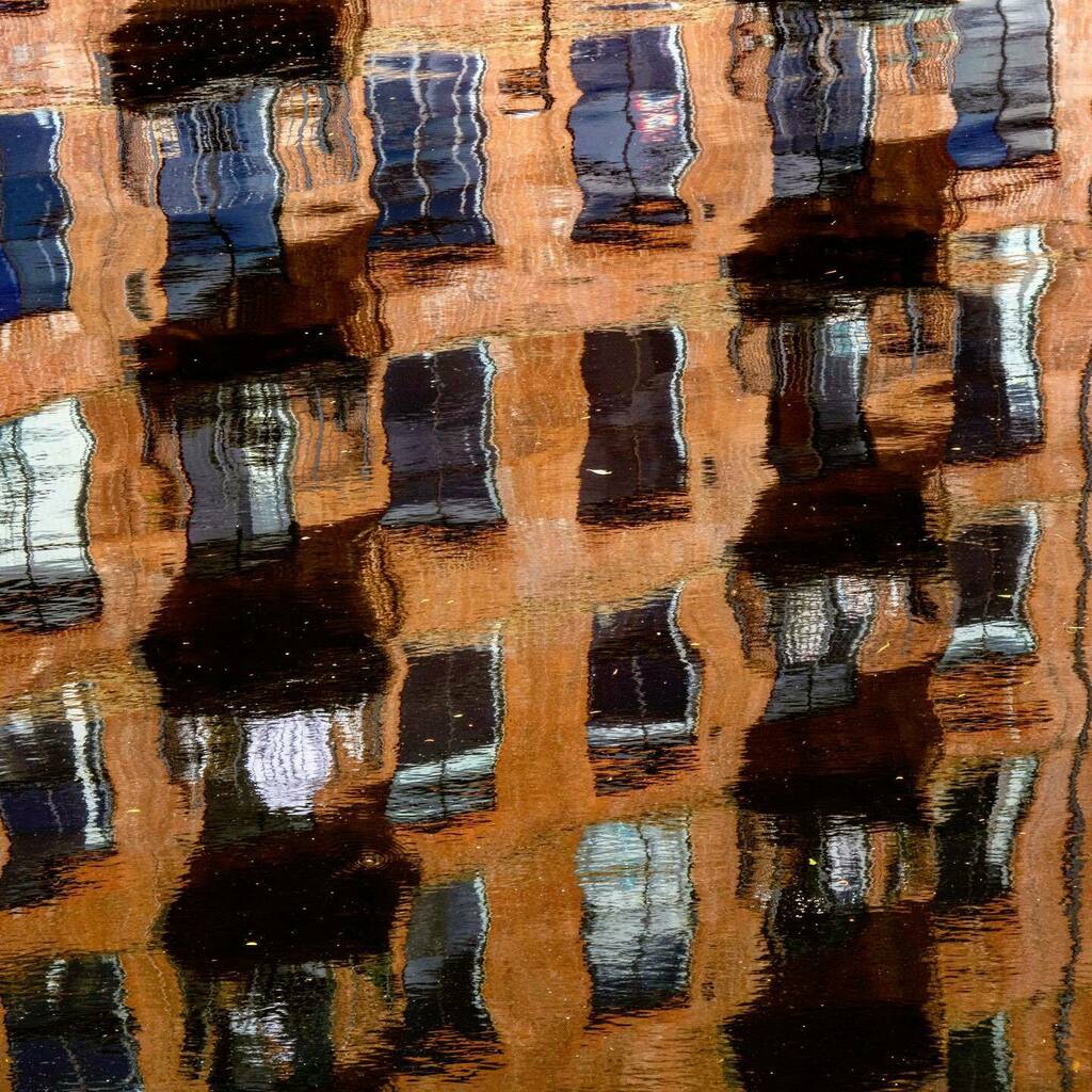 RadioAndrewE's tweet photo. River Aire reflections, Leeds (14/5/20)
.
.
.
#reflection #reflections #aire #riveraire #leeds #urbanphotography #urbanphoto #igersleeds #architecturephotography #canalandrivertrust #royalarmouriesleeds #millconversion https://t.co/29rsO8Elee https://t.co/WuUjrPryGE