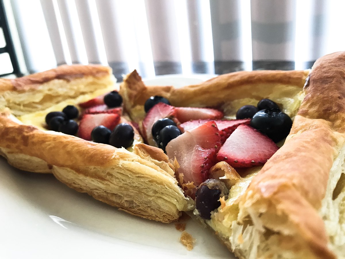 Cream cheese and berry tart