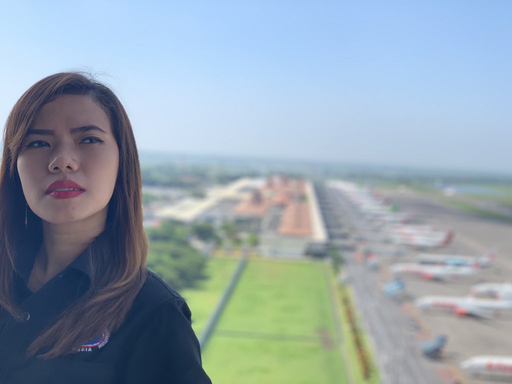 she_mayra's tweet photo. Yuk sini main main ke kantor ku 🤗 #atc #airtrafficcontrol #juanda #atclive #aircraft https://t.co/UoDHbKoAH0
