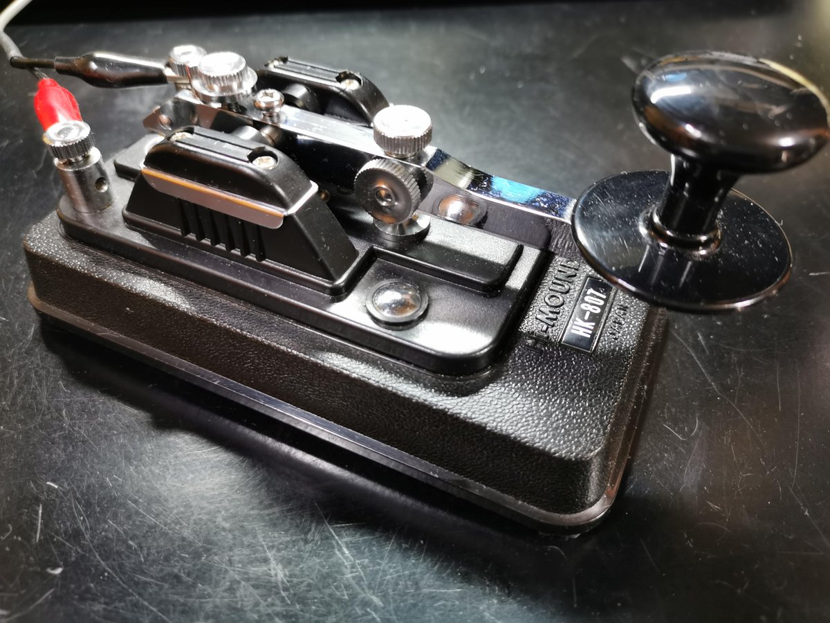 JL1UNN's tweet photo. 中古のHK-807を入手しました。
ベアリングを清掃、給脂して、接点を軽く修正して、かなりいい感じになりました。
HK-3に比べると棹の質量を感じるけど、それゆえ重厚な打鍵の感じになってるのだと思う。
これはとても良い電鍵です。
あとで、久しぶりにCWインベーダーで試運転してみようかな？(笑) https://t.co/PAHA9xWlcw
