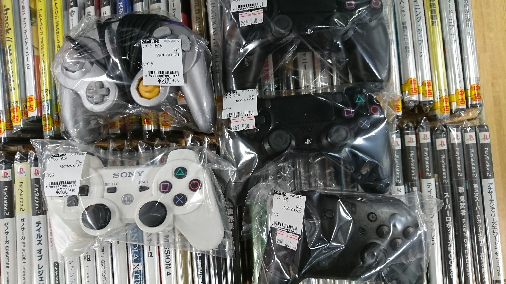 ひまじん 新設古市ジャンクコーナー最高や というわけで コントローラー色々 Ps4 2 Switch各500円 Ps3 ゲームキューブ各0円 Ps4ドラクエ11とwiiuマリオテニスのディスクだけ 傷なし Wiiウイイレ13各0円 T Co