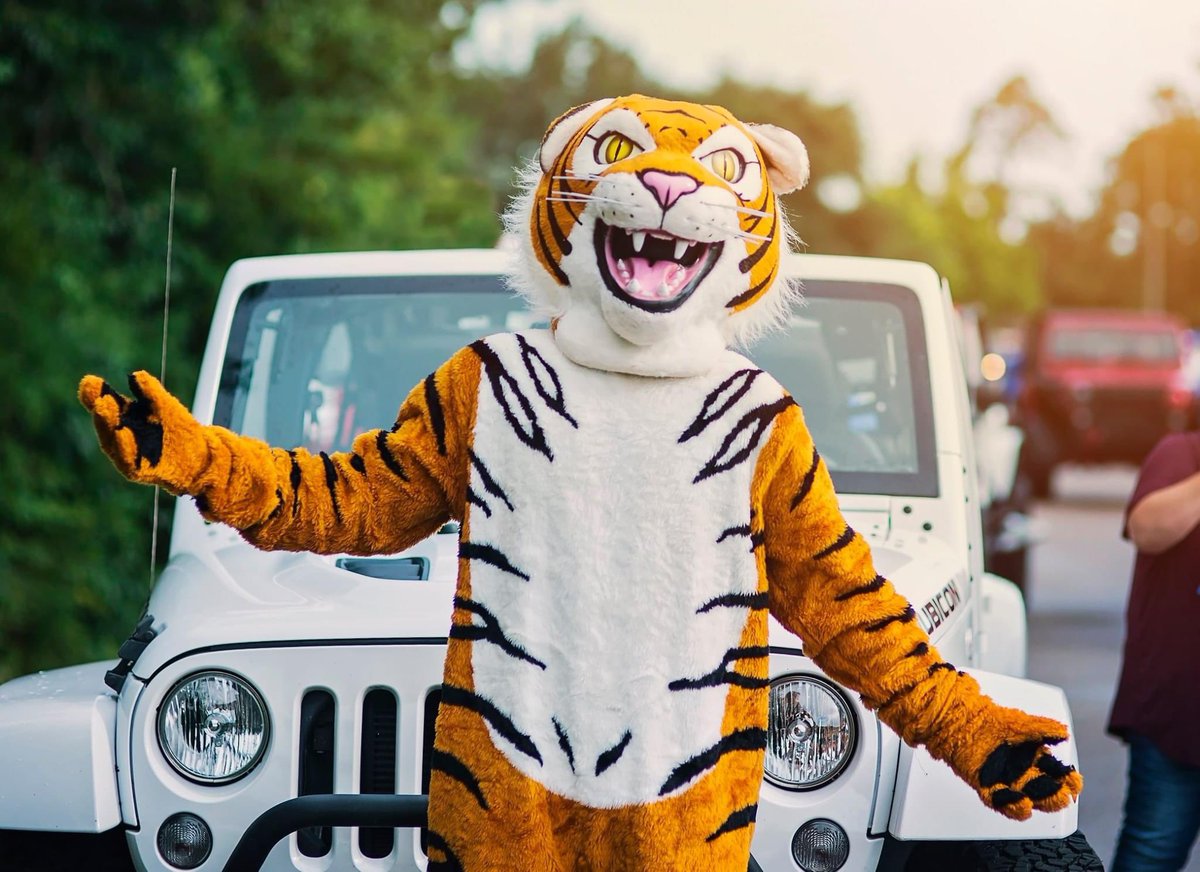 TiffMaddox's tweet photo. We hate that @Jeep missed out on a community coming together to give our @wearebayhigh graduates the send off they deserve! @BayWaveland https://t.co/gH5qDKObDi