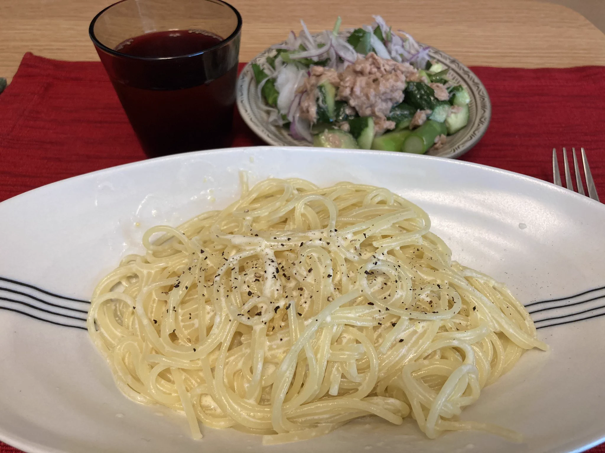 お昼はレモンクリームパスタ。レモンを一個、皮も果汁も使います🍋 普段はレモン&バターだけど、今日はおりえさんレシピのクリームパスタ仕立て。レモンクリームが美味でした😍 #料理　#自炊  