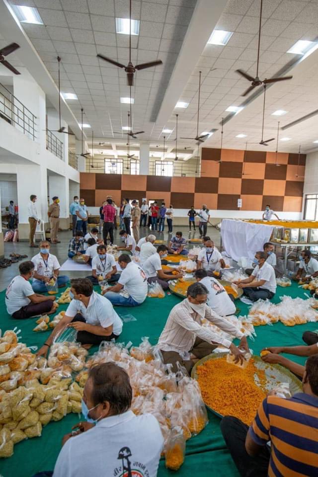 sanghaviharsh's tweet photo. સુરત શહેર ના લોકો ને લોકડાઉન 1 થી સતત ભોજન પોંહચાડતુ મારુતિ વીર જવાન ટ્રસ્ટ ના કરૂણેશ ભાઈ રાણપરીયા તથા સૌ સભ્યો કાર્યકર્તા ઓ શહેરીજન વતી આભાર માણીયે છે. https://t.co/hil0QyBdFM