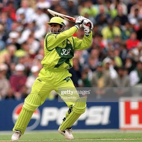 Ijaz came and went, Pak found themselves at 46/3 in 12.3Razzaq, sent in at #3 and Inzi started rebuilding, went on to have a match defining 27 over partnership worth 118 runsBoundaries were hard to come by and so they ran lots of runs (yes, even Inzi)Aus kept it tight3/n