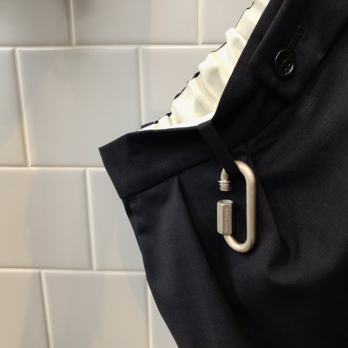O Xrhsths 1ldk Aoyama Hotel Sto Twitter Maison Margielaのキーリングは 無垢な 真鍮を使用したシンプルかつ存在感のあるデザインです 小さめとはいえ この控えめな雰囲気 こそスタイリングをより際立たせてくれるのではないでしょうか ギフトにもおすすめです