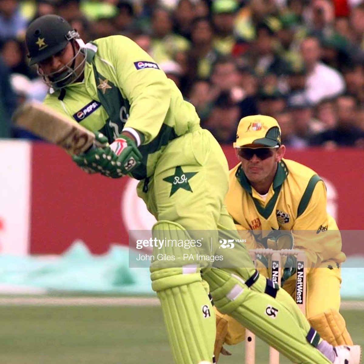 Ijaz came and went, Pak found themselves at 46/3 in 12.3Razzaq, sent in at #3 and Inzi started rebuilding, went on to have a match defining 27 over partnership worth 118 runsBoundaries were hard to come by and so they ran lots of runs (yes, even Inzi)Aus kept it tight3/n