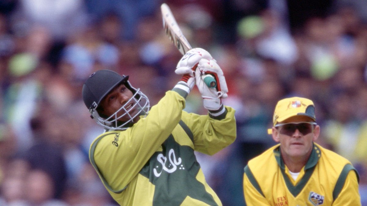 Razzaq started to accelerate, hit a nice six over long off to Warnie in the 38th over, got out while trying something similar to same bowler in 40th overIn came Yousuf, was on song right awayThere was also a flurry of overs from part timers who made up for Aus' 5th bowler4/n