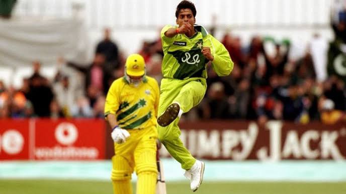Aus still in with a chance after this good 113 run stand in ~22 oversWaugh was around and Martyn was the extra batsman instead of 5th bowlerBut the ball was reverse swinging for sureSoon it was  @shoaib100mph's turn to shine as he bowled WaughAus looked down & out, 238/613/n