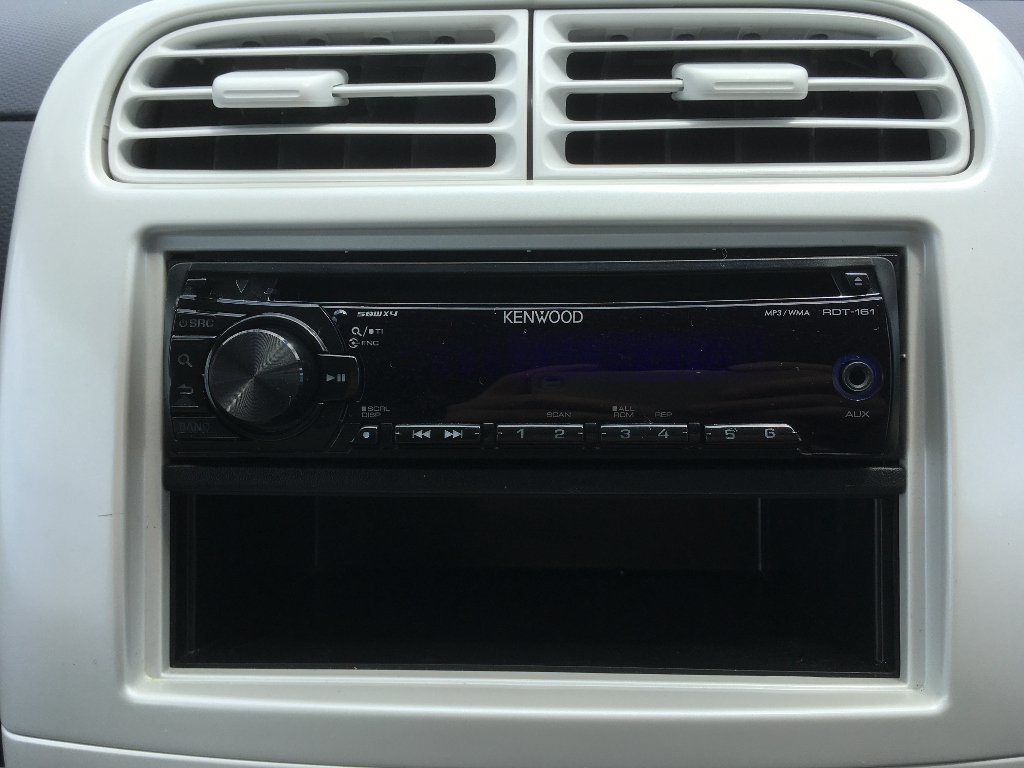 Y Sato カーステレオは前の車と同じkenwood製のものがついていましたが Usb端子はないようです でも Aux端子 はあったので ではそこにケーブルでvoicetrekと接続して 前の車では聴くことのなかったmermaid S Songとかを Ekワゴンでこの曲が聴けるの