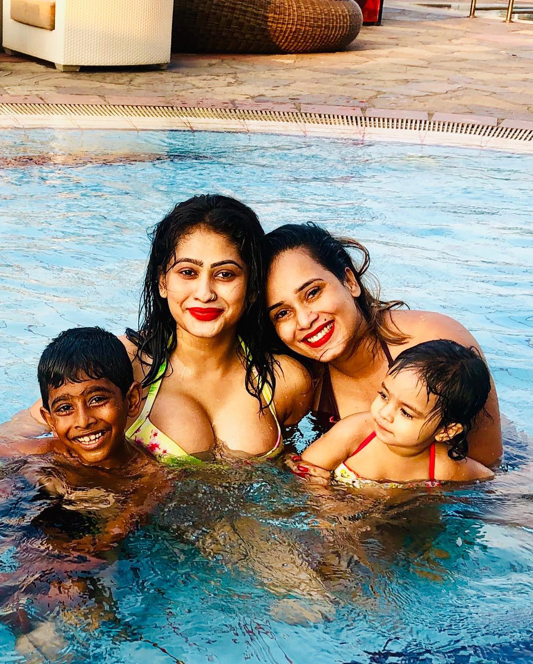 Piumi Hansamali ˢᴸ on Twitter: "Family pool 💦⛱️🩱☺️  https://t.co/9tFoxIvOZp" / Twitter