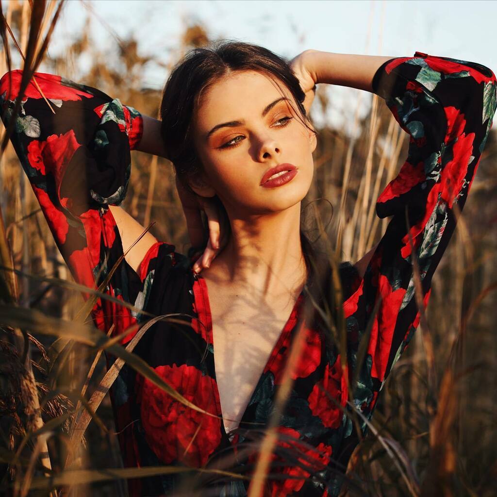 🌺🌺🌺
Comment in emojis only 
Photo @caitlinmayphotography 
#nature #isolation #australia #meikawoollard #woollard #lovelulus #onewithnature #imgmodels #giantmanagement #mood instagr.am/p/CAhG3cUnsXJ/